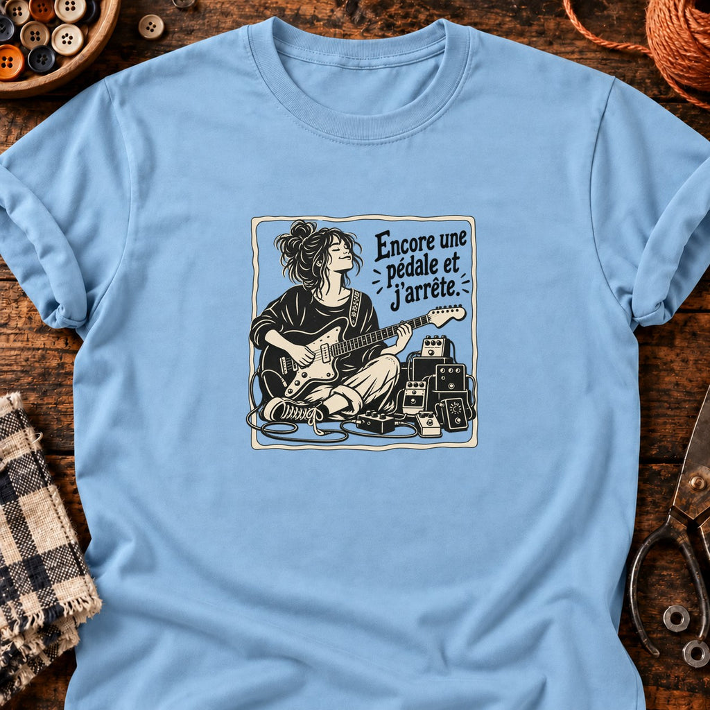 Guitariste et pédales Encore une pédale et j’arrête — T-shirt bleu clair