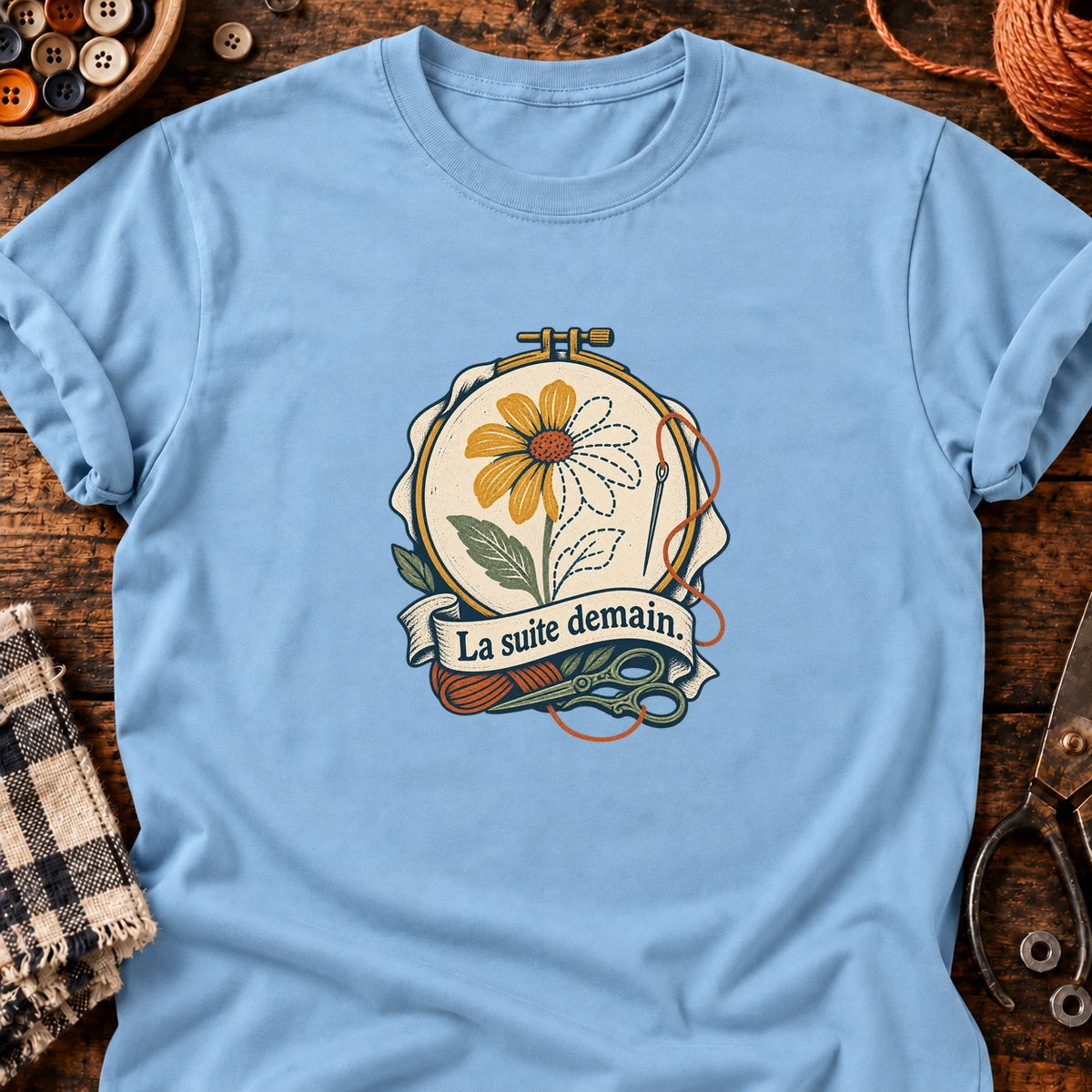 Fleur en cours de broderie — T-shirt bleu clair