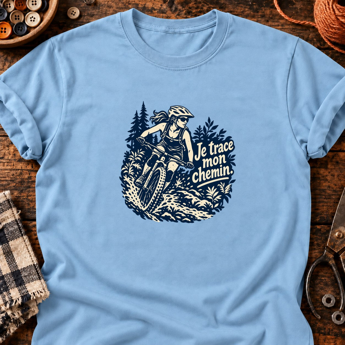 VTT femme en forêt boueuse — T-shirt bleu clair