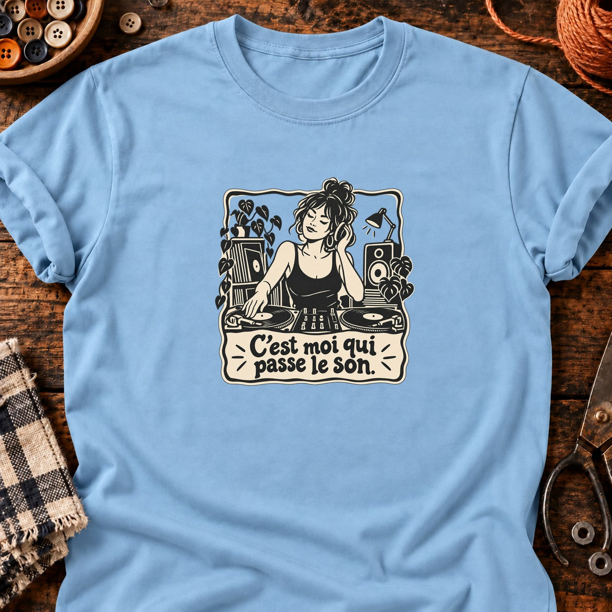 DJ femme rétro C’est moi qui passe le son — T-shirt bleu clair