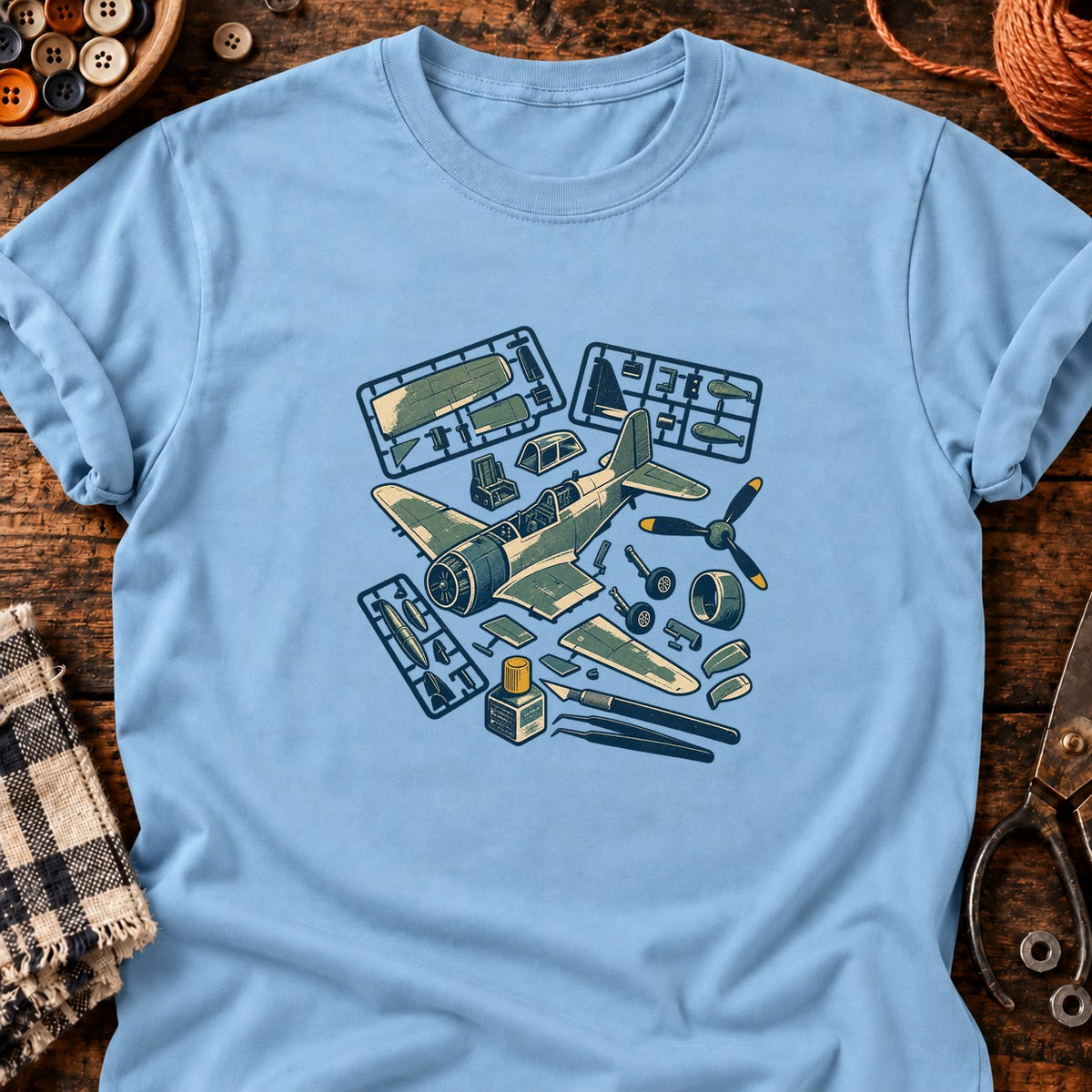 Avion en kit linogravé — T-shirt bleu clair