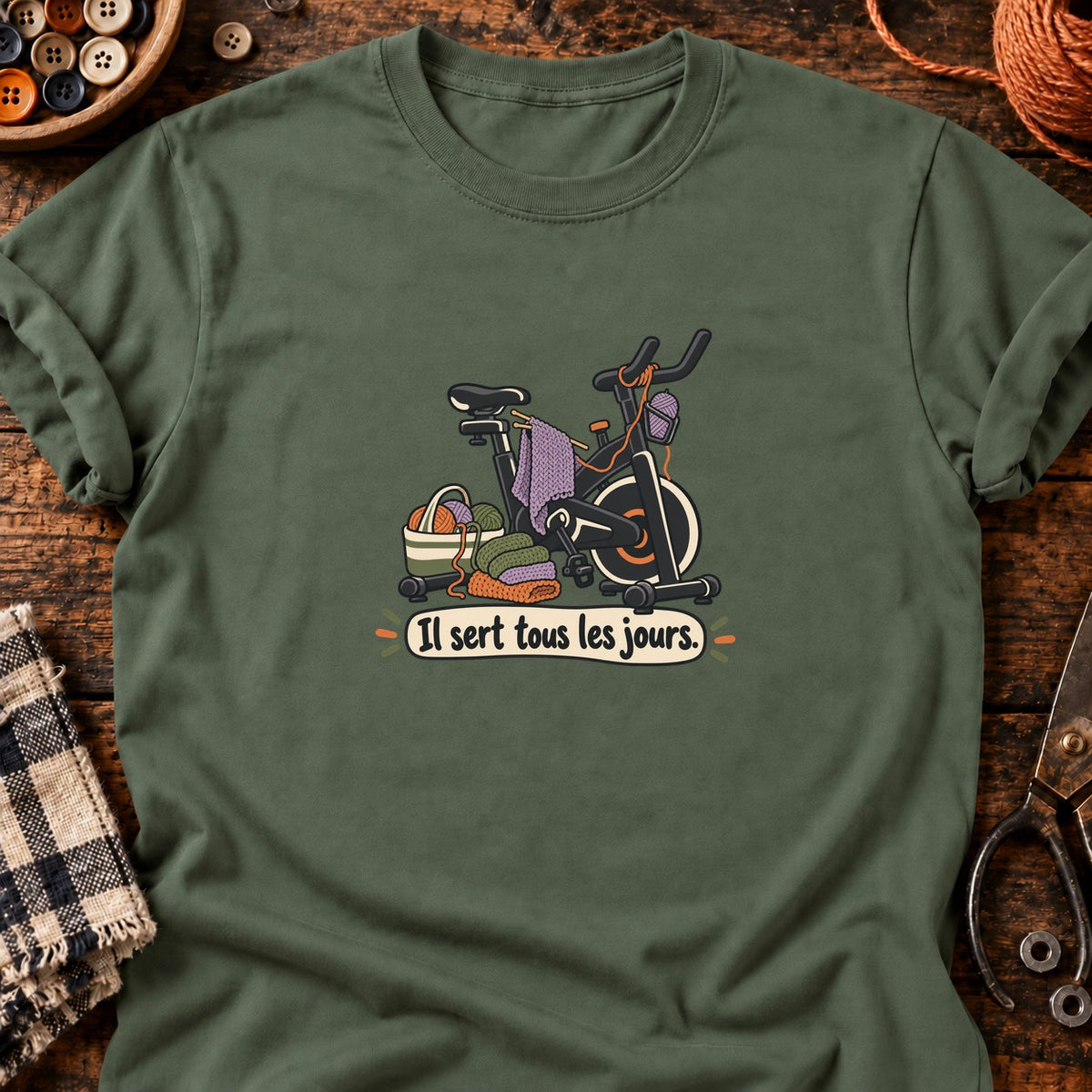 Vélo d’appartement et tricot Il sert tous les jours. — T-shirt vert militaire