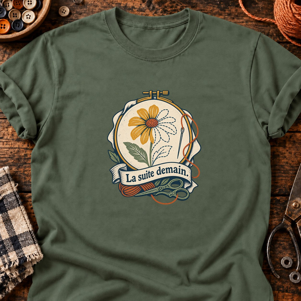 Fleur en cours de broderie — T-shirt vert militaire