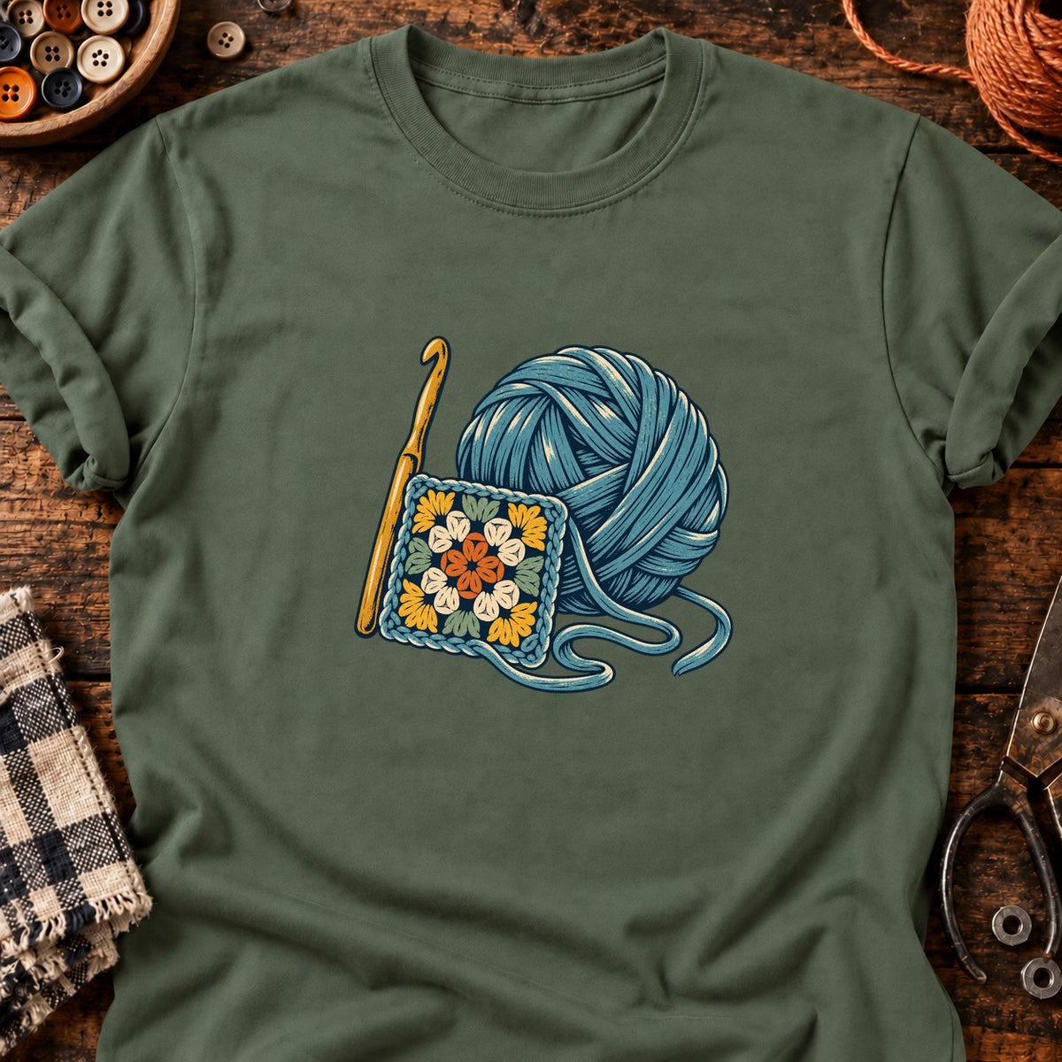 Crochet et carré fleuri en linogravure — T-shirt vert militaire