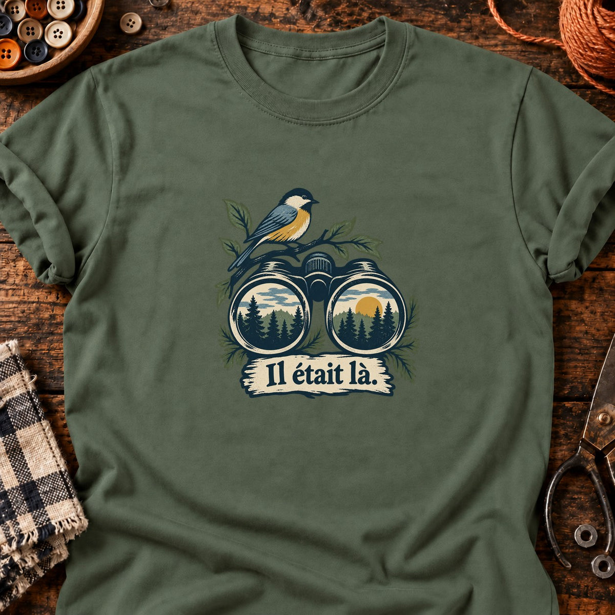 Jumelles et oiseau en linogravure — T-shirt vert militaire