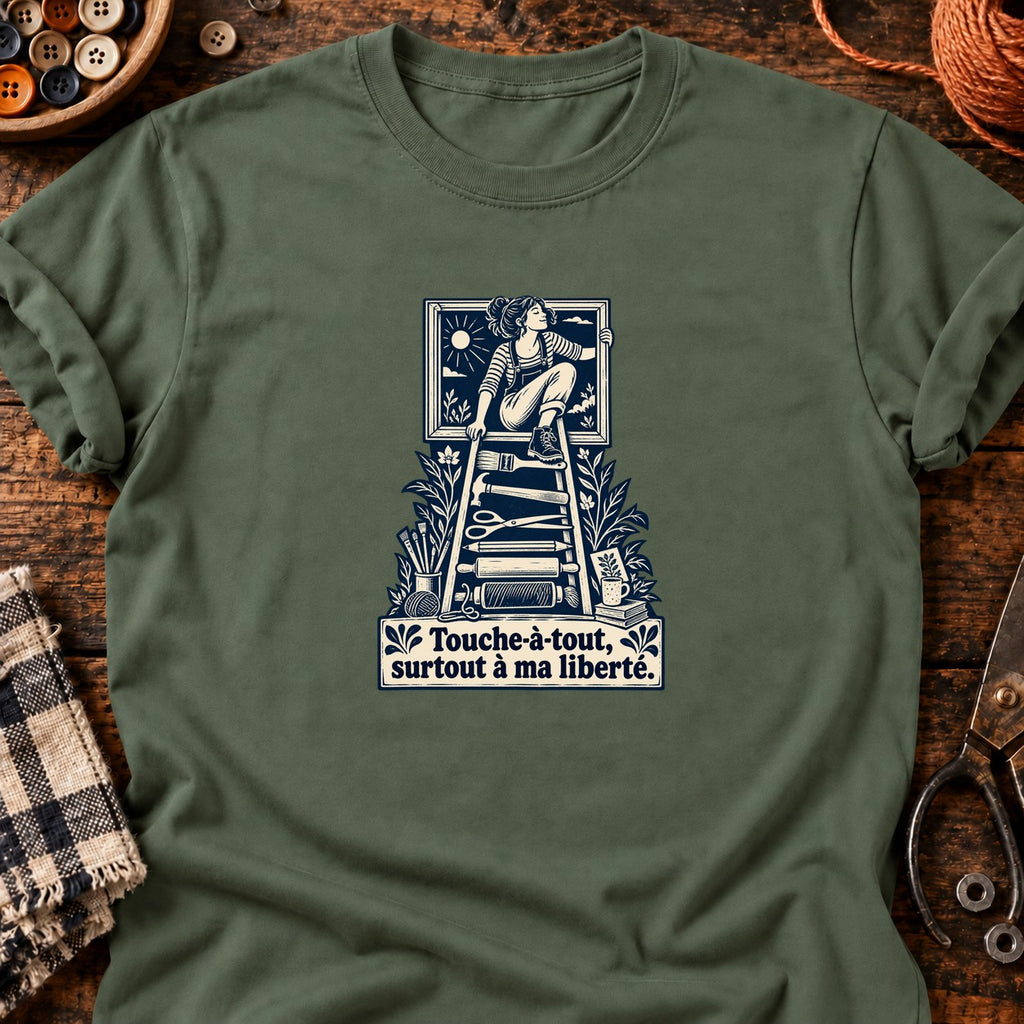 Femme libre sur échelle d’outils — T-shirt vert militaire