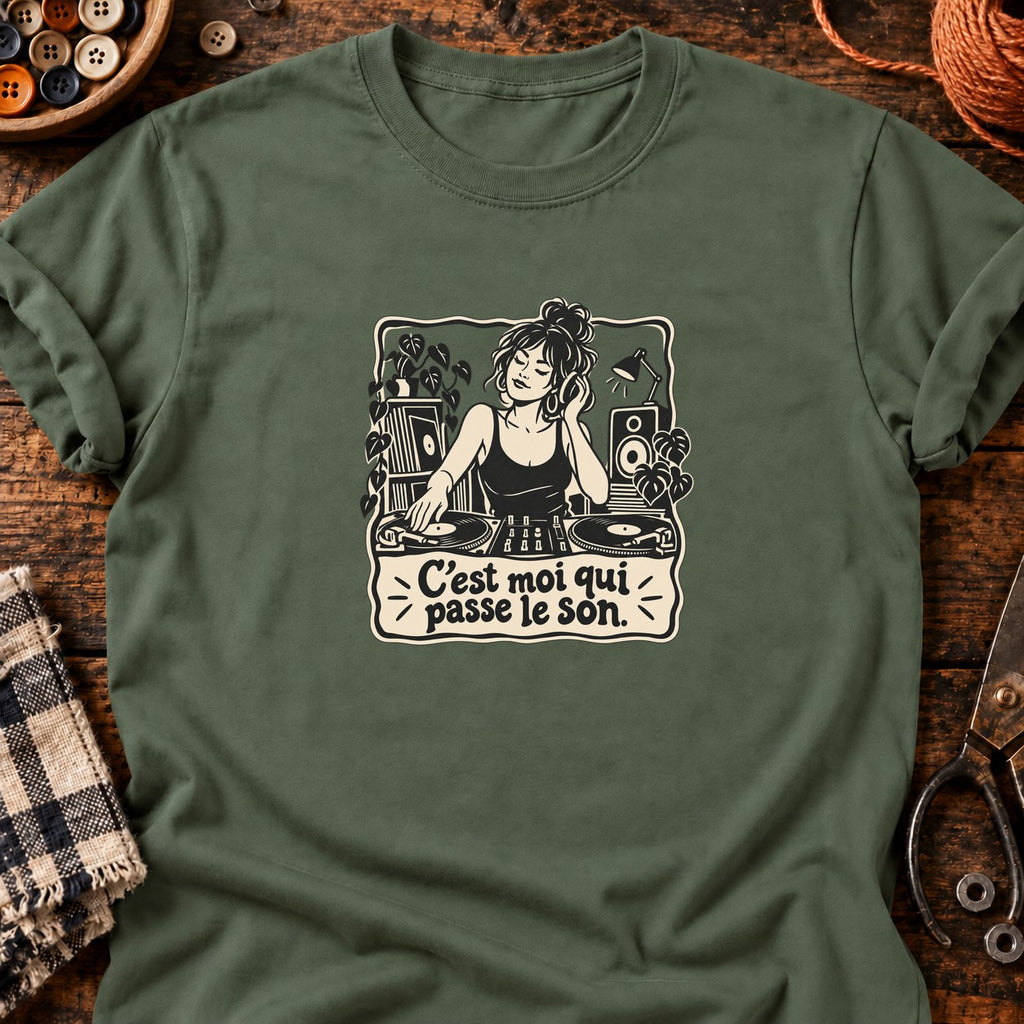 DJ femme rétro C’est moi qui passe le son — T-shirt vert militaire
