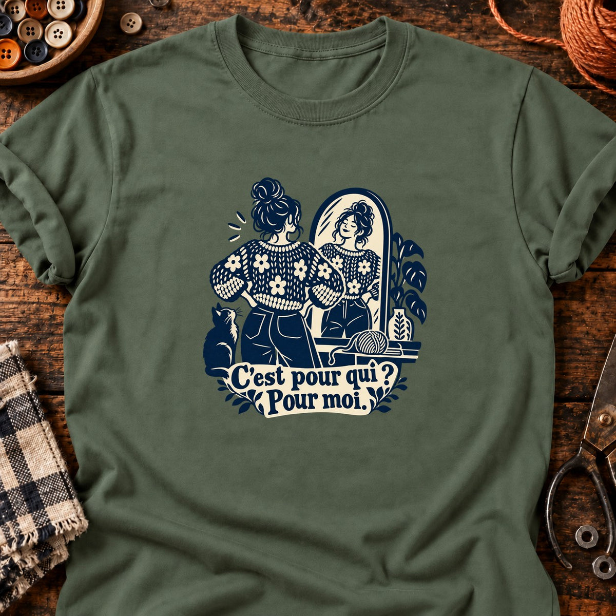 Femme admirant son pull fait main — T-shirt vert militaire