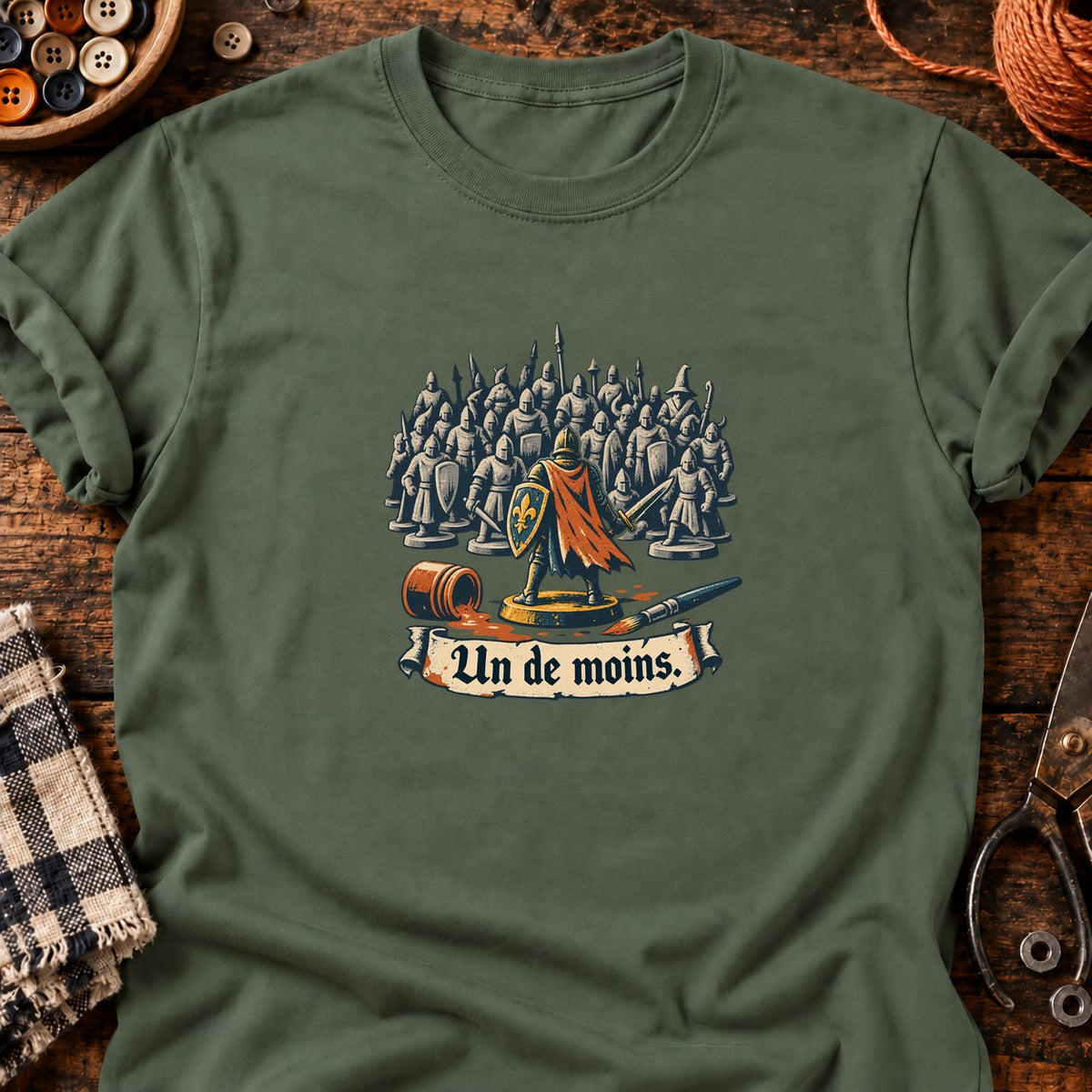 Chevalier miniature et foule de figurines — T-shirt vert militaire