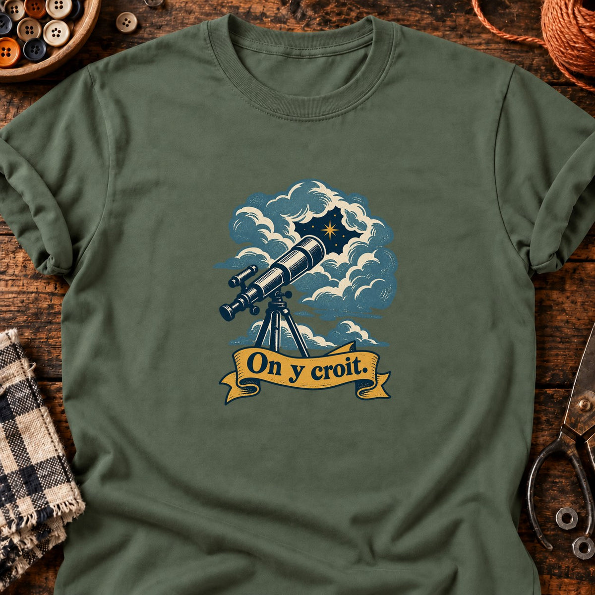 Télescope pointé vers une éclaircie — T-shirt vert militaire
