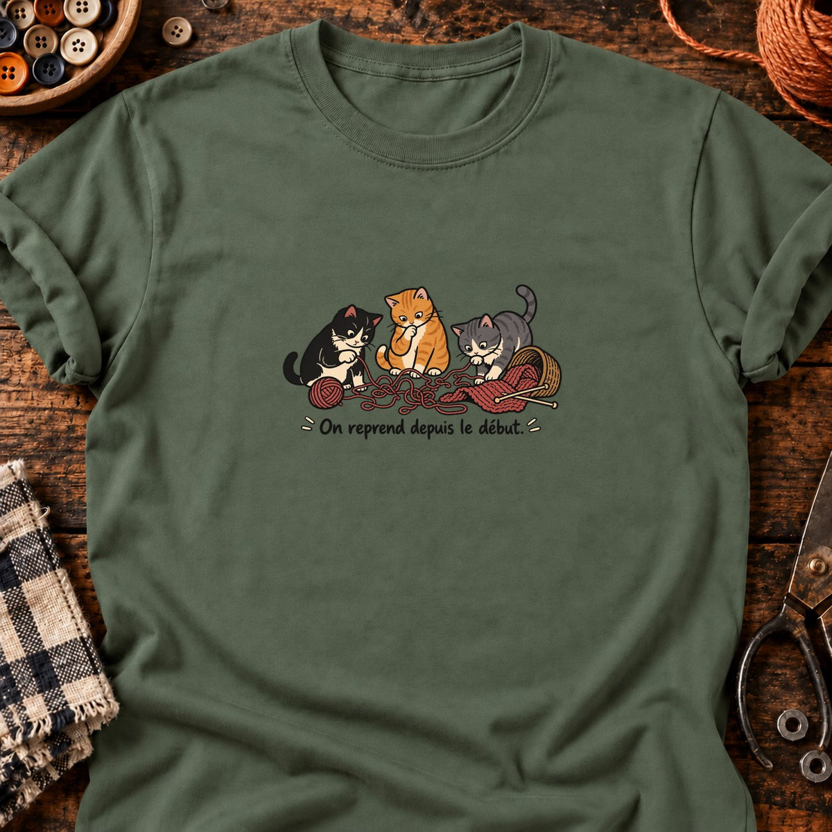 Trois chats et la laine emmêlée — T-shirt vert militaire