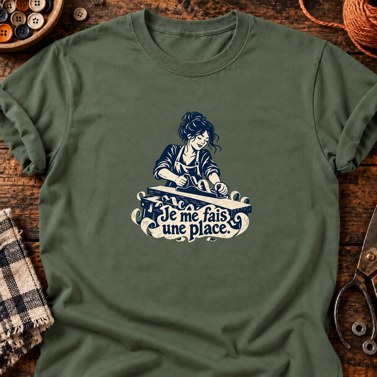 Je me fais une place — Menuiserie — T-shirt vert militaire