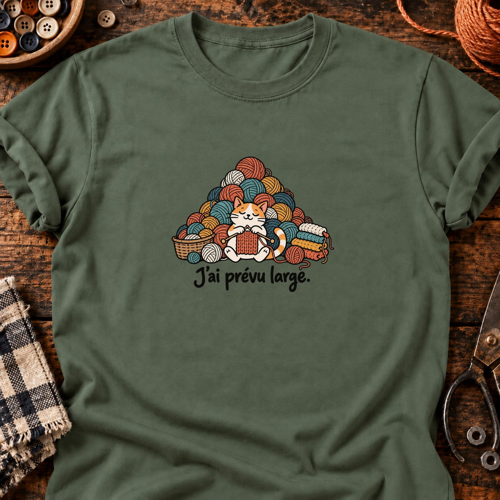 Chat tricoteur et montagnes de laine — T-shirt vert militaire