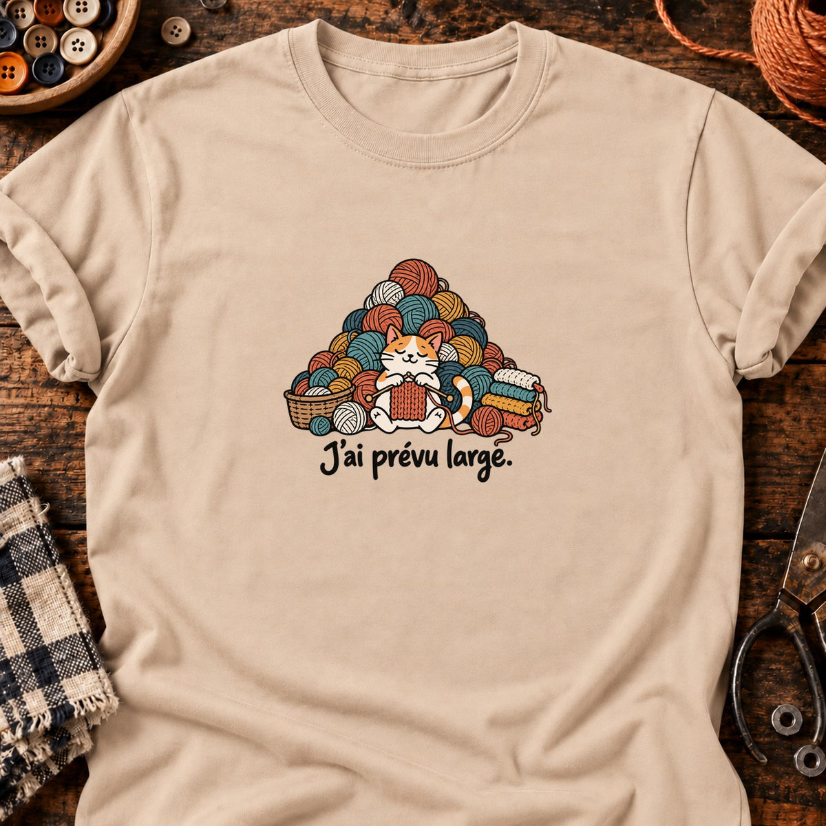 Chat tricoteur et montagnes de laine — T-shirt naturel