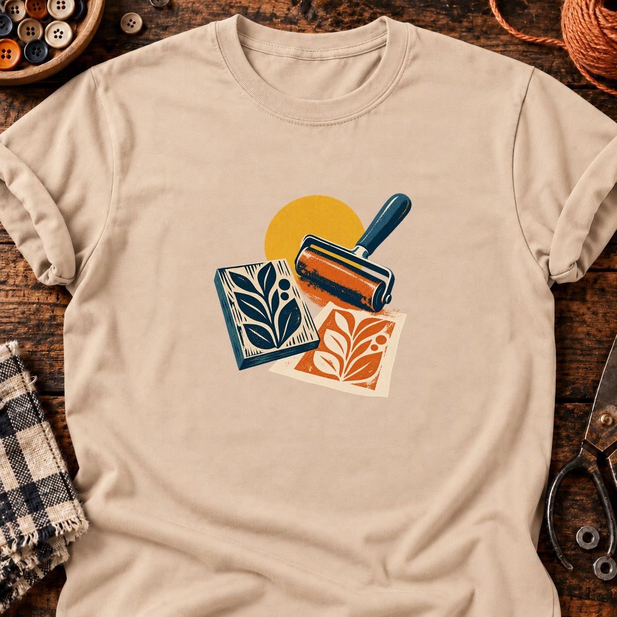 Composition rétro linogravure et rouleau encreur — T-shirt naturel