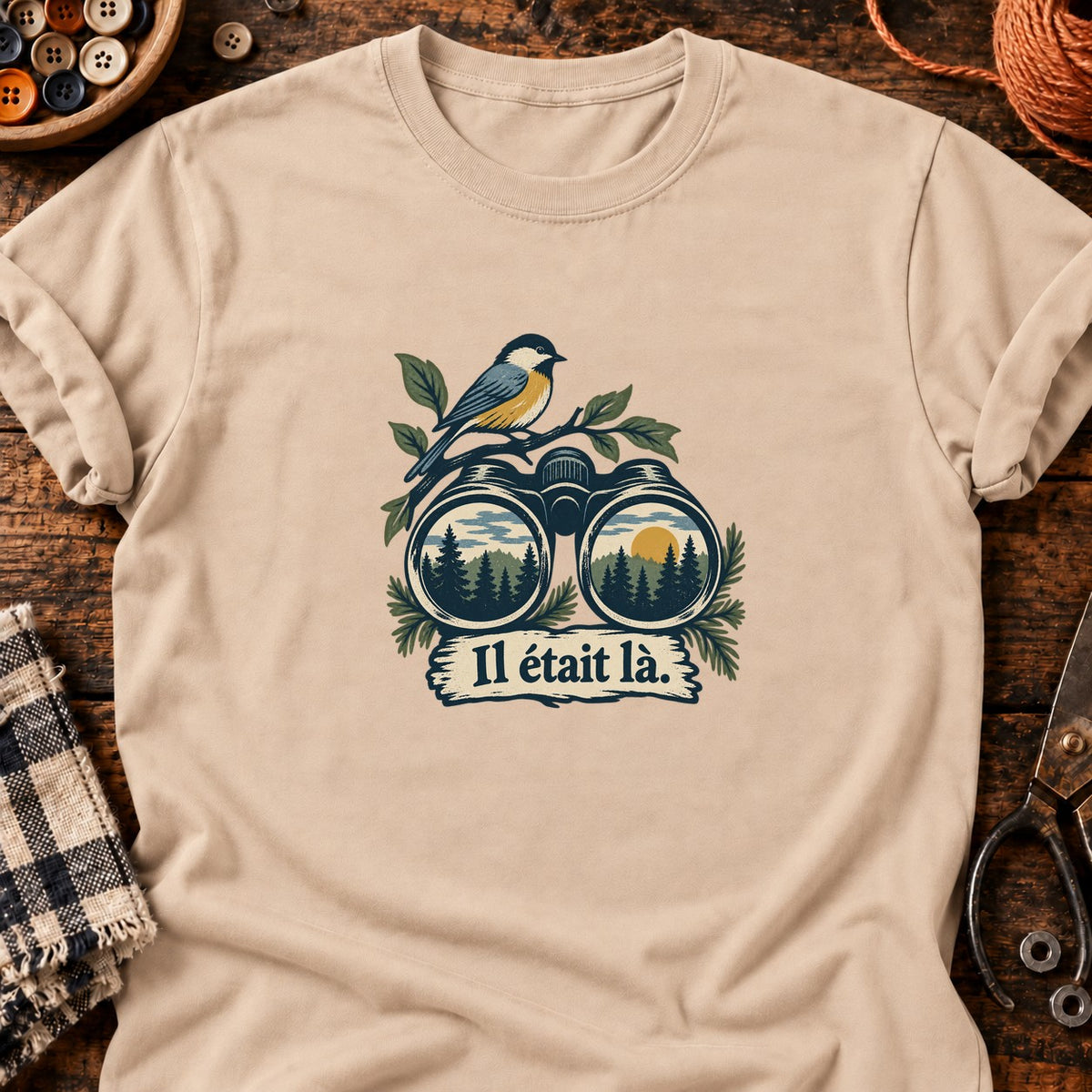 Jumelles et oiseau en linogravure — T-shirt naturel