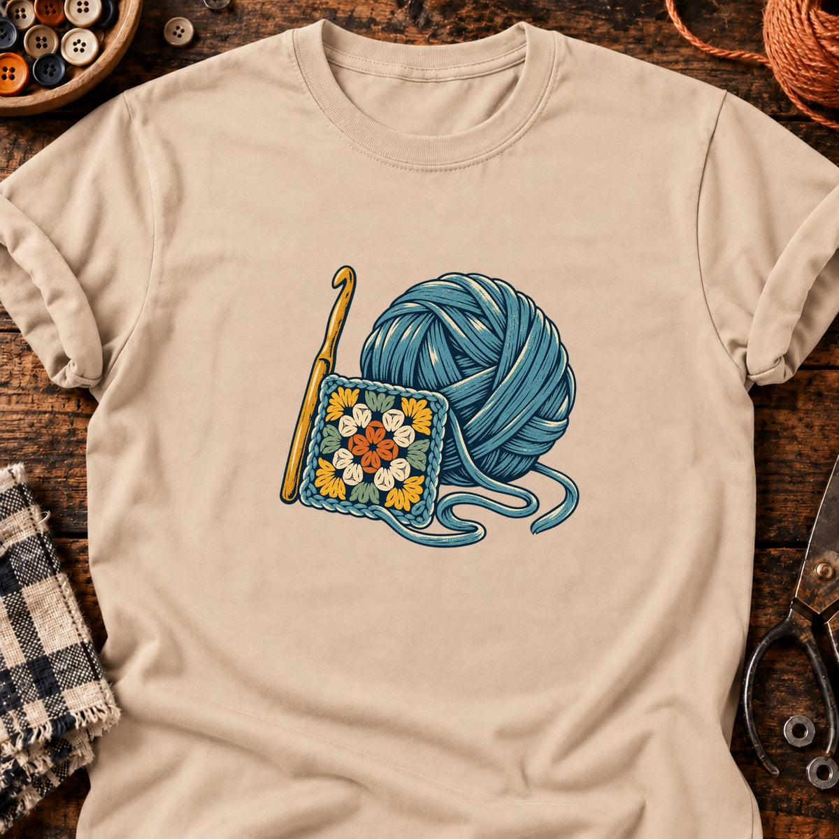 Crochet et carré fleuri en linogravure — T-shirt naturel