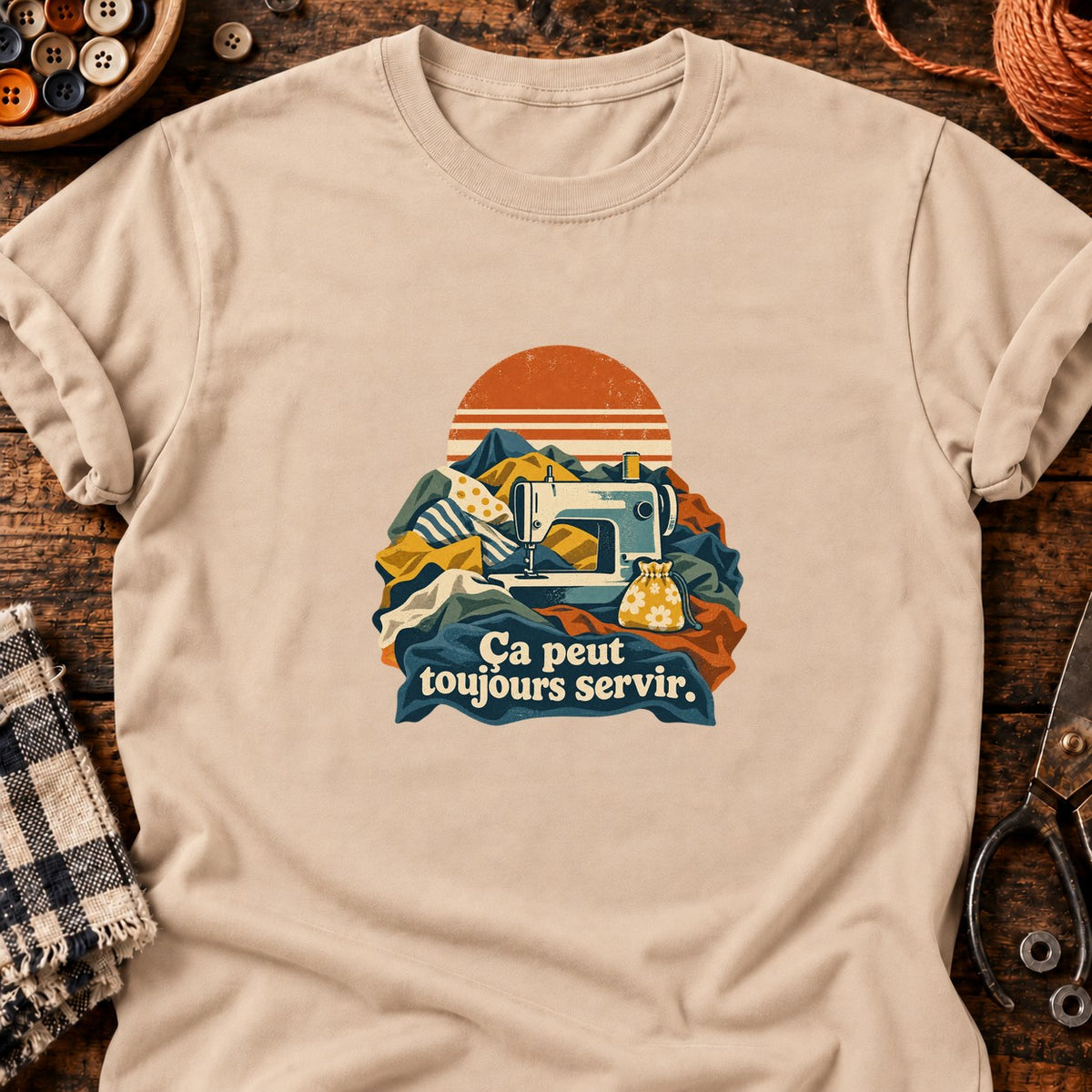 Machine à coudre rétro montagnes de tissu — T-shirt naturel