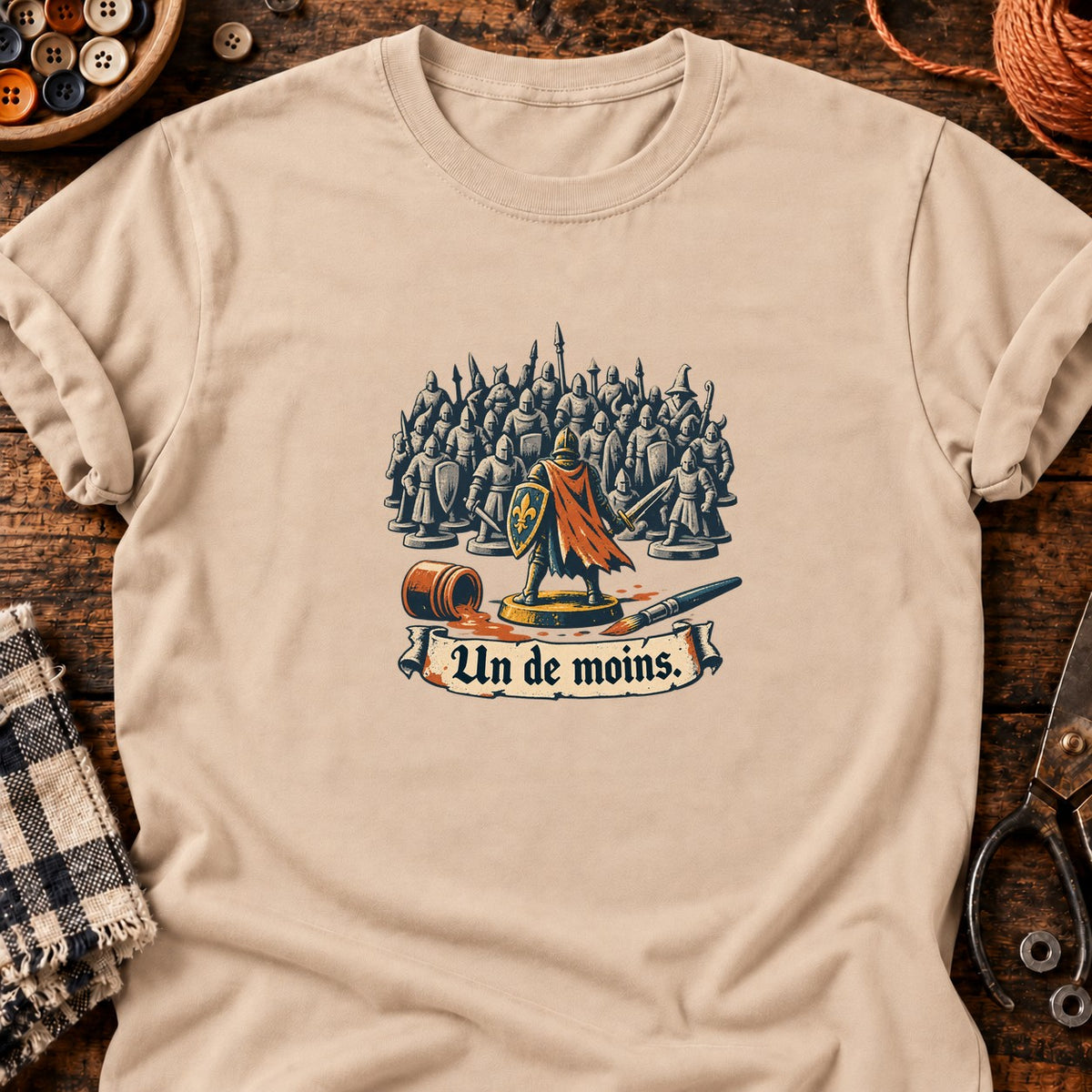 Chevalier miniature et foule de figurines — T-shirt naturel
