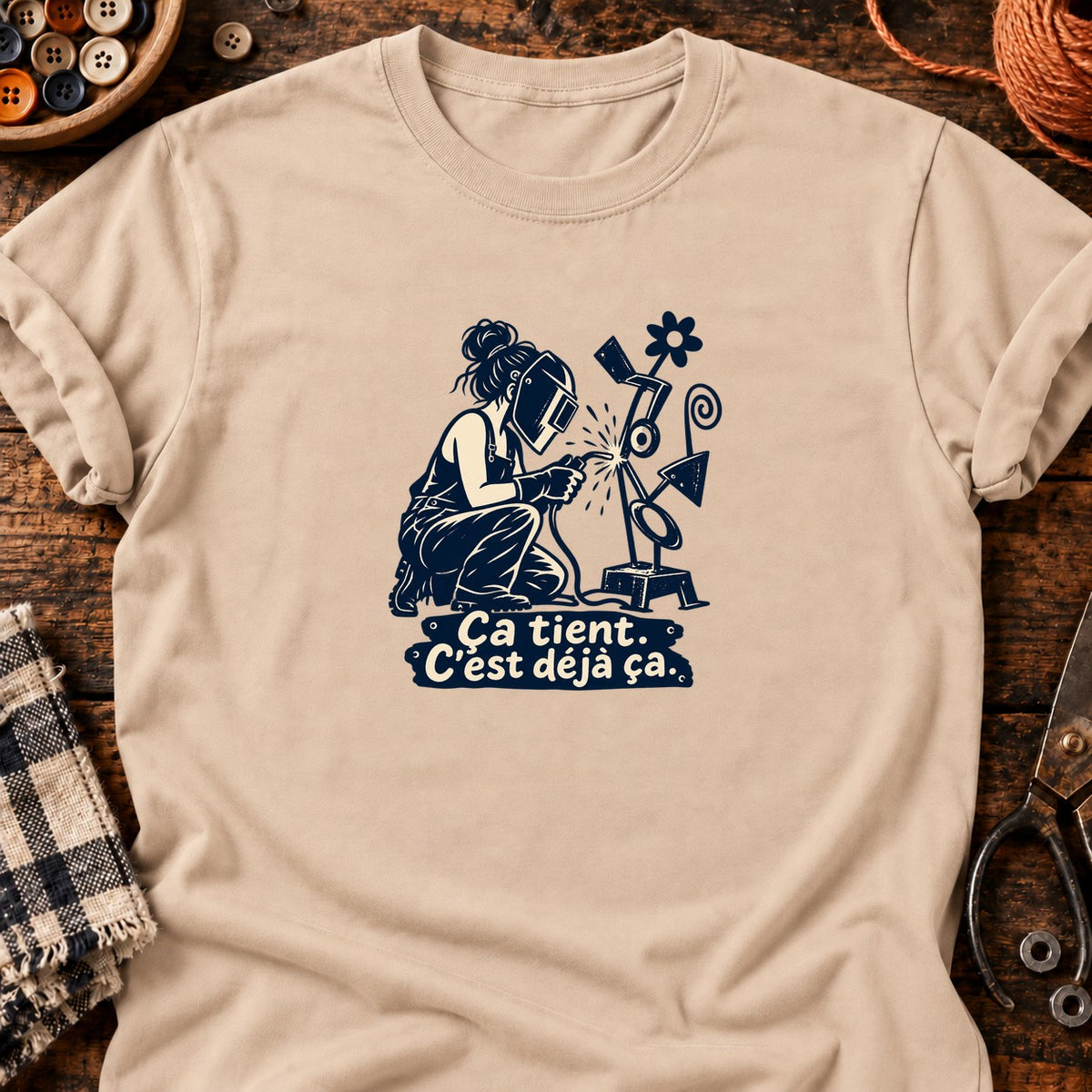 Soudeuse et sculpture bancale — T-shirt naturel