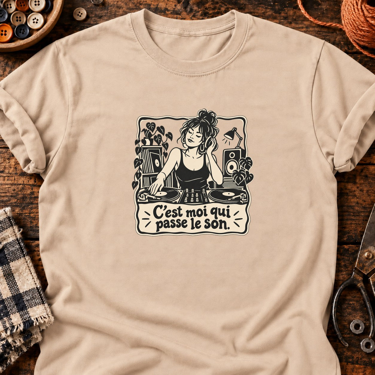 DJ femme rétro C’est moi qui passe le son — T-shirt naturel