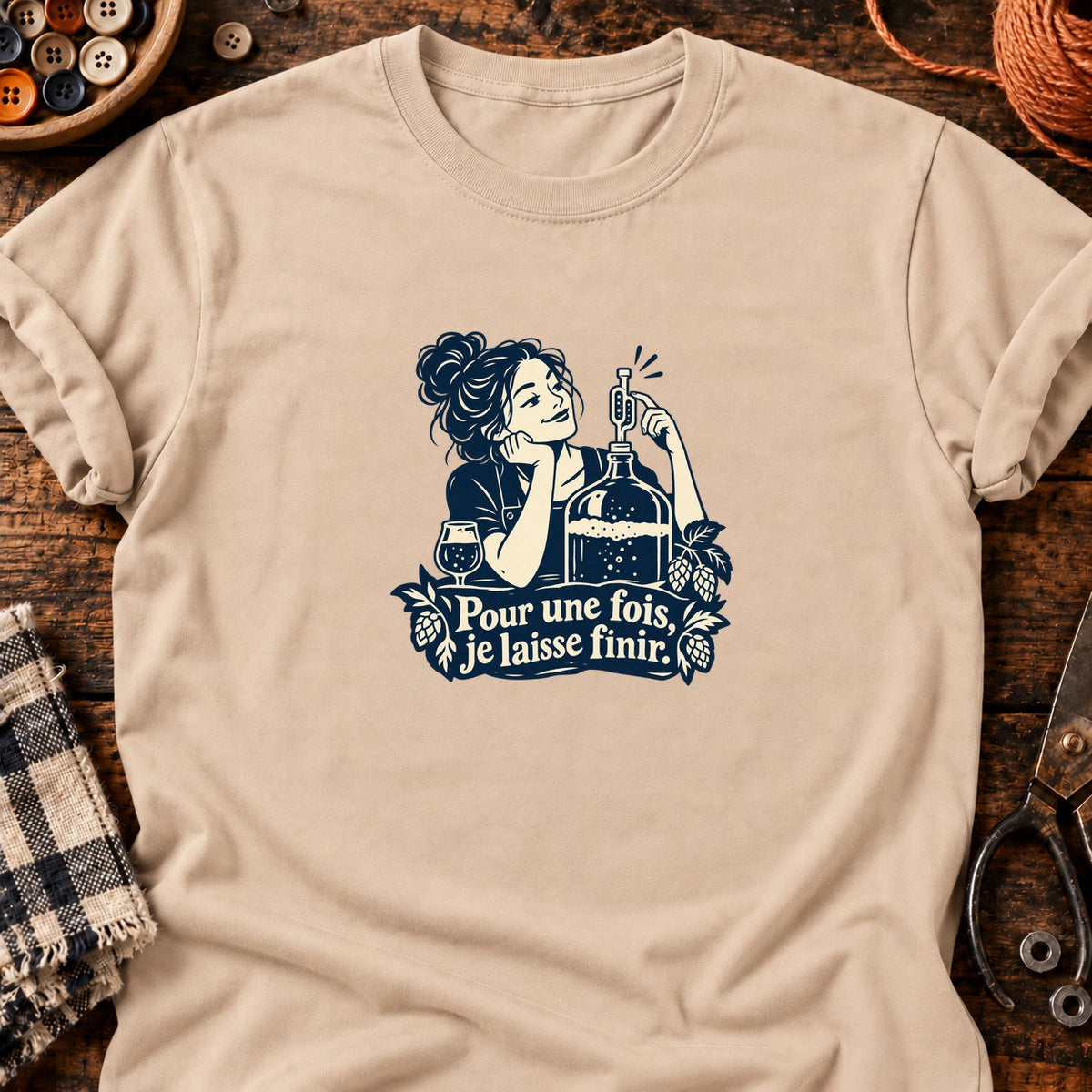 Brasseuse surveillant la fermentation — T-shirt naturel
