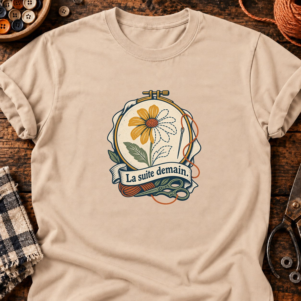 Fleur en cours de broderie — T-shirt naturel