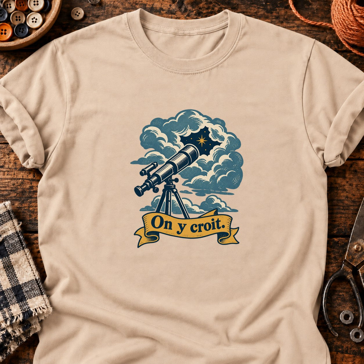 Télescope pointé vers une éclaircie — T-shirt naturel