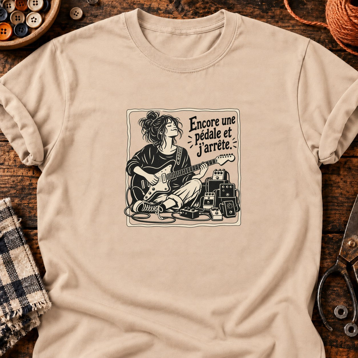 Guitariste et pédales Encore une pédale et j’arrête — T-shirt naturel