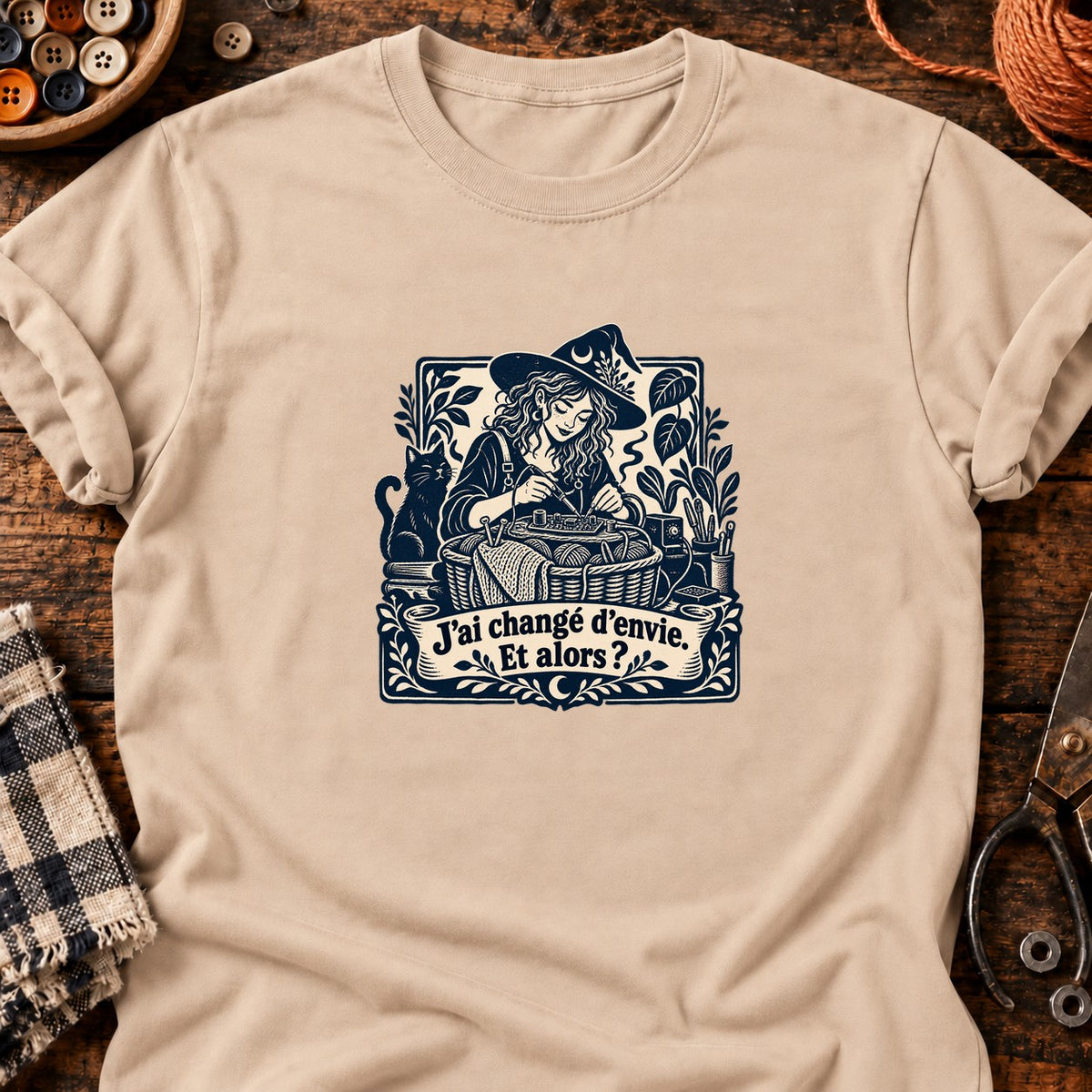 Sorcière bricoleuse et panier oublié — T-shirt naturel