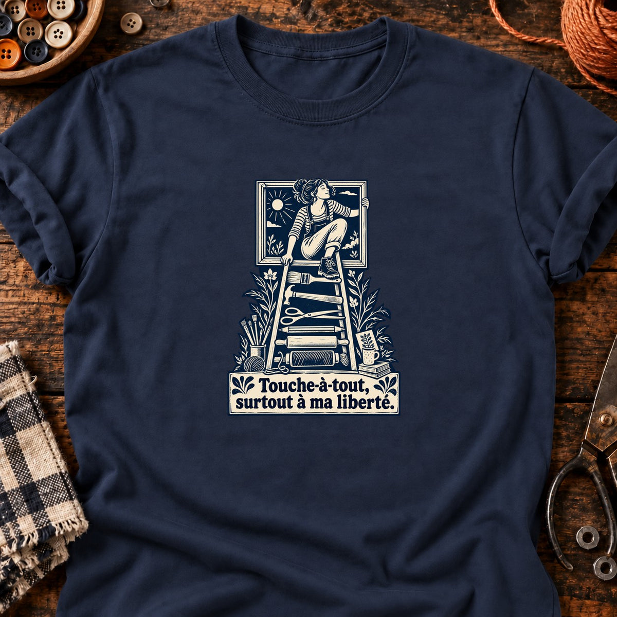 Femme libre sur échelle d’outils — T-shirt bleu marine