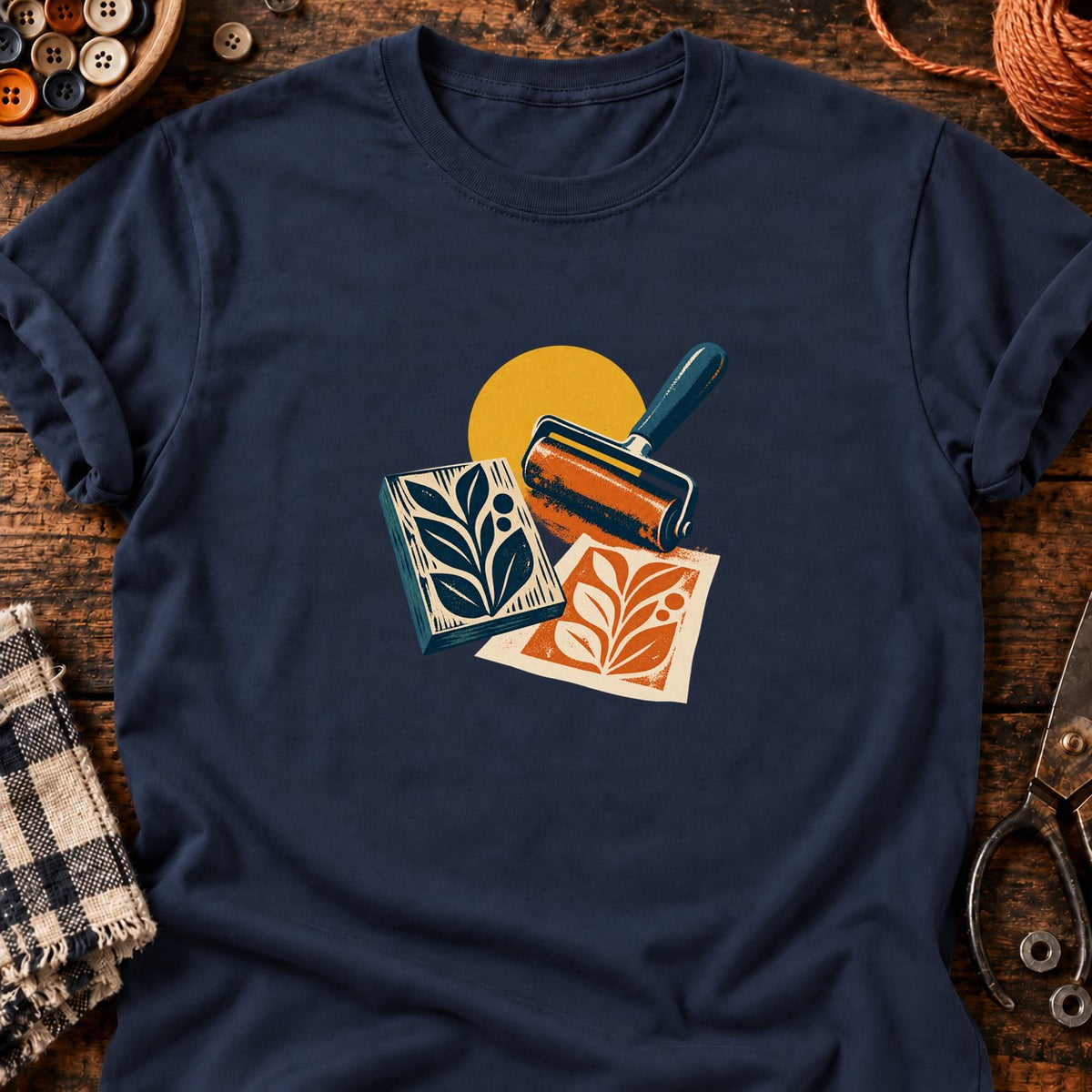 Composition rétro linogravure et rouleau encreur — T-shirt bleu marine
