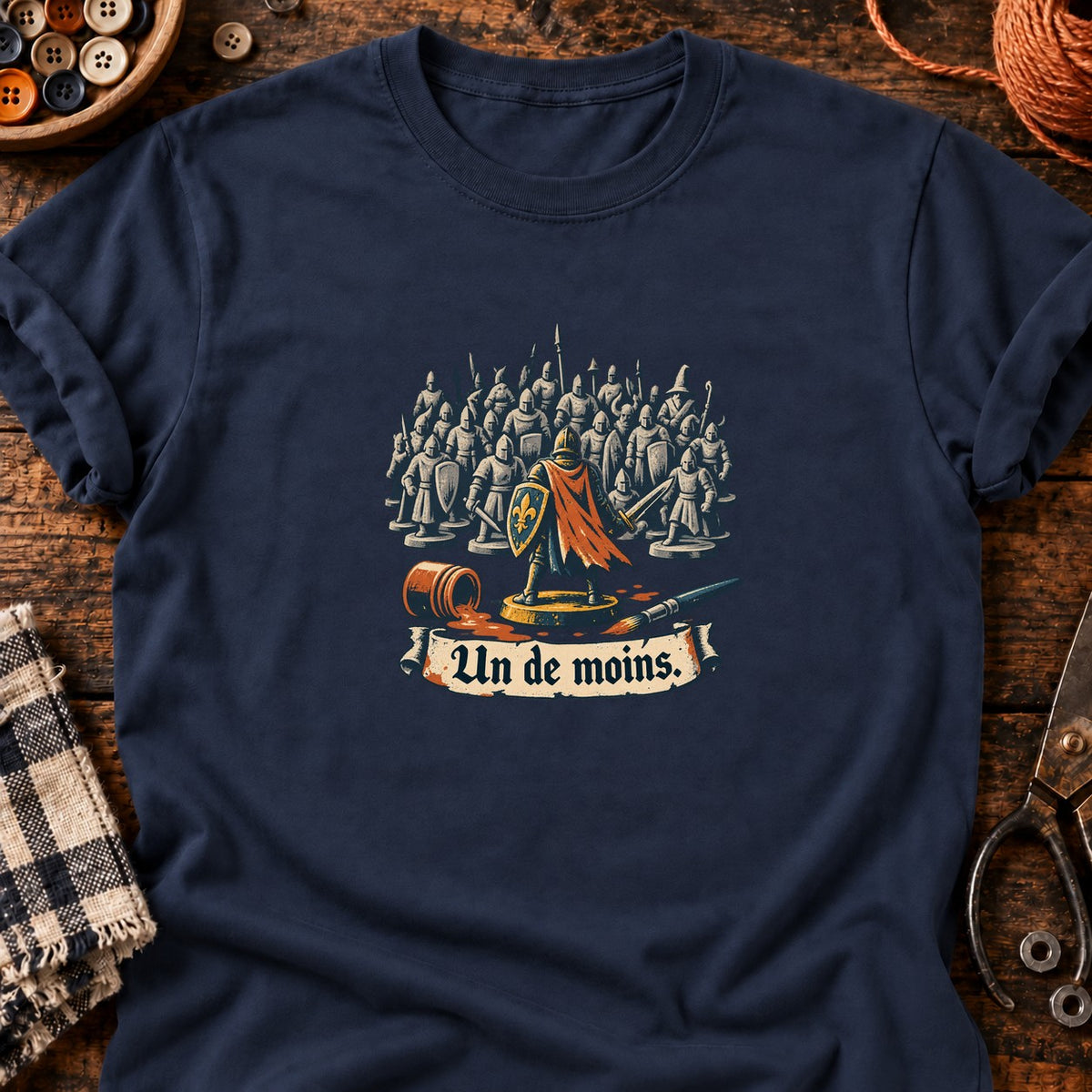 Chevalier miniature et foule de figurines — T-shirt bleu marine