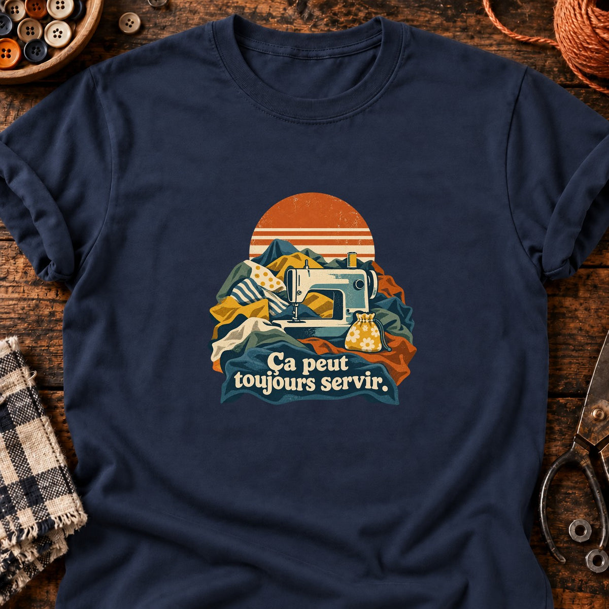 Machine à coudre rétro montagnes de tissu — T-shirt bleu marine