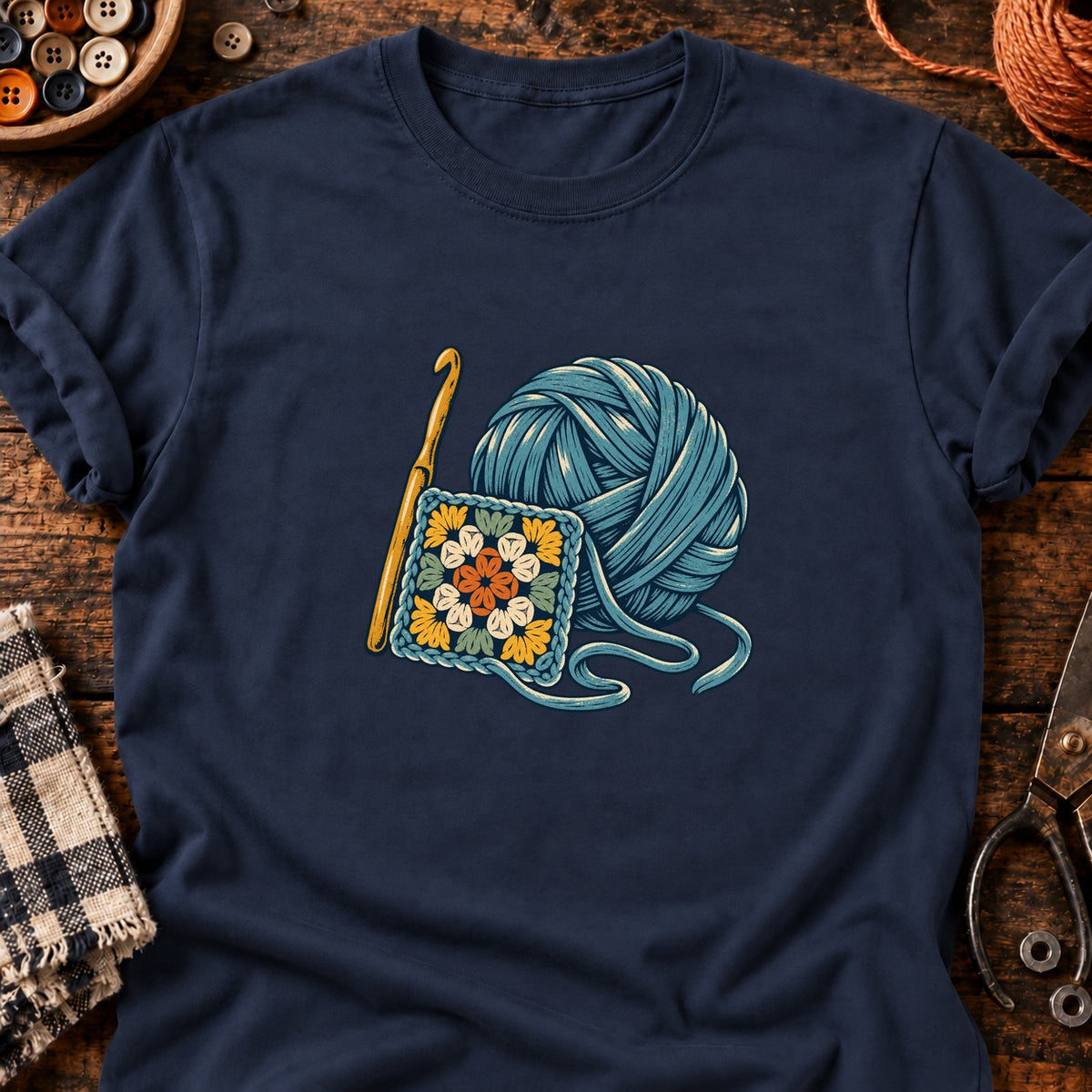 Crochet et carré fleuri en linogravure — T-shirt bleu marine