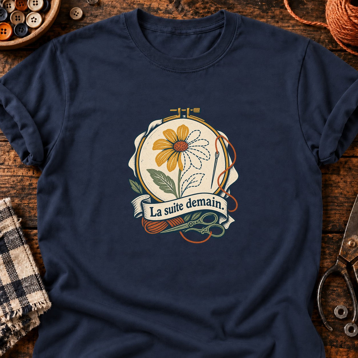 Fleur en cours de broderie — T-shirt bleu marine