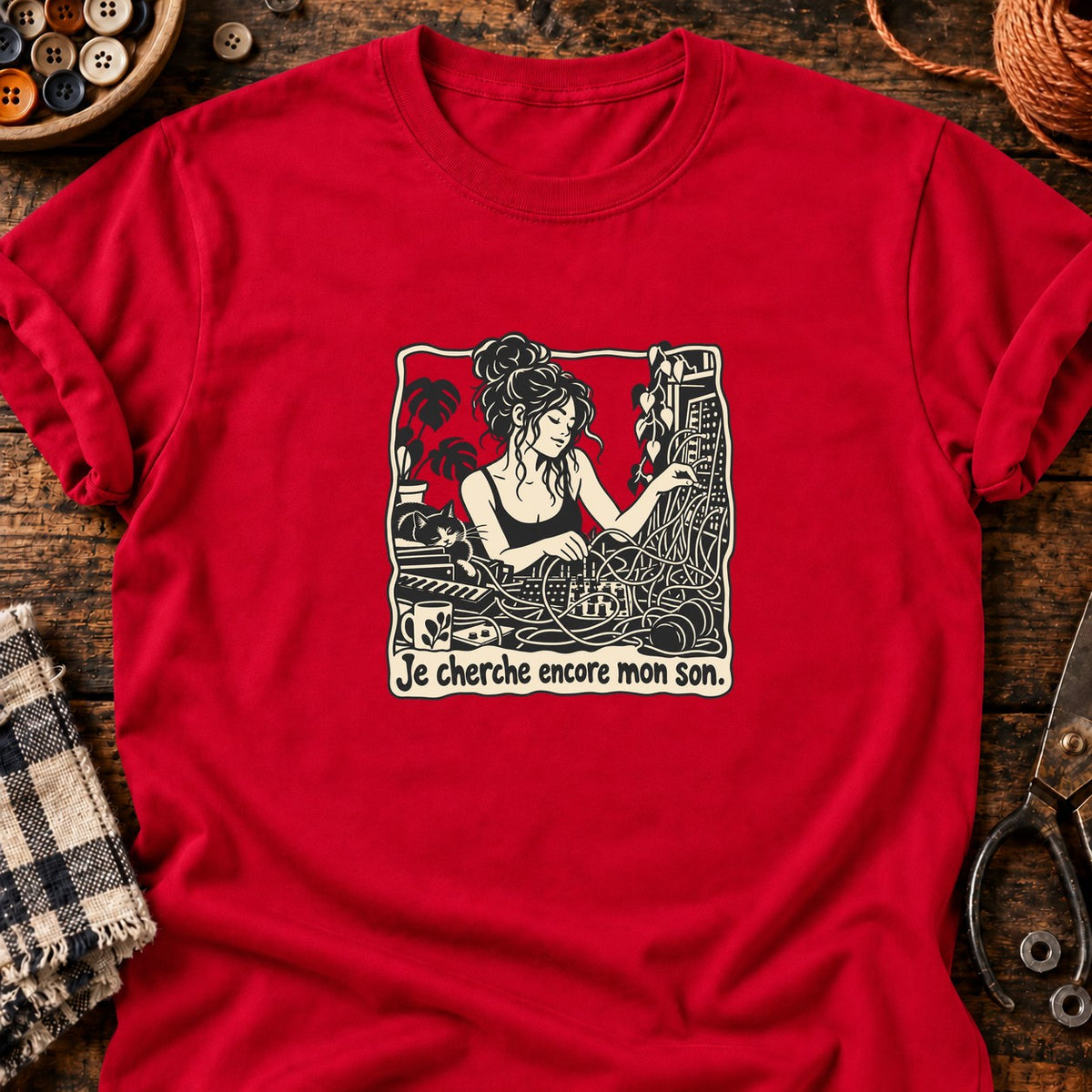 Créatrice de son parmi les câbles — T-shirt rouge