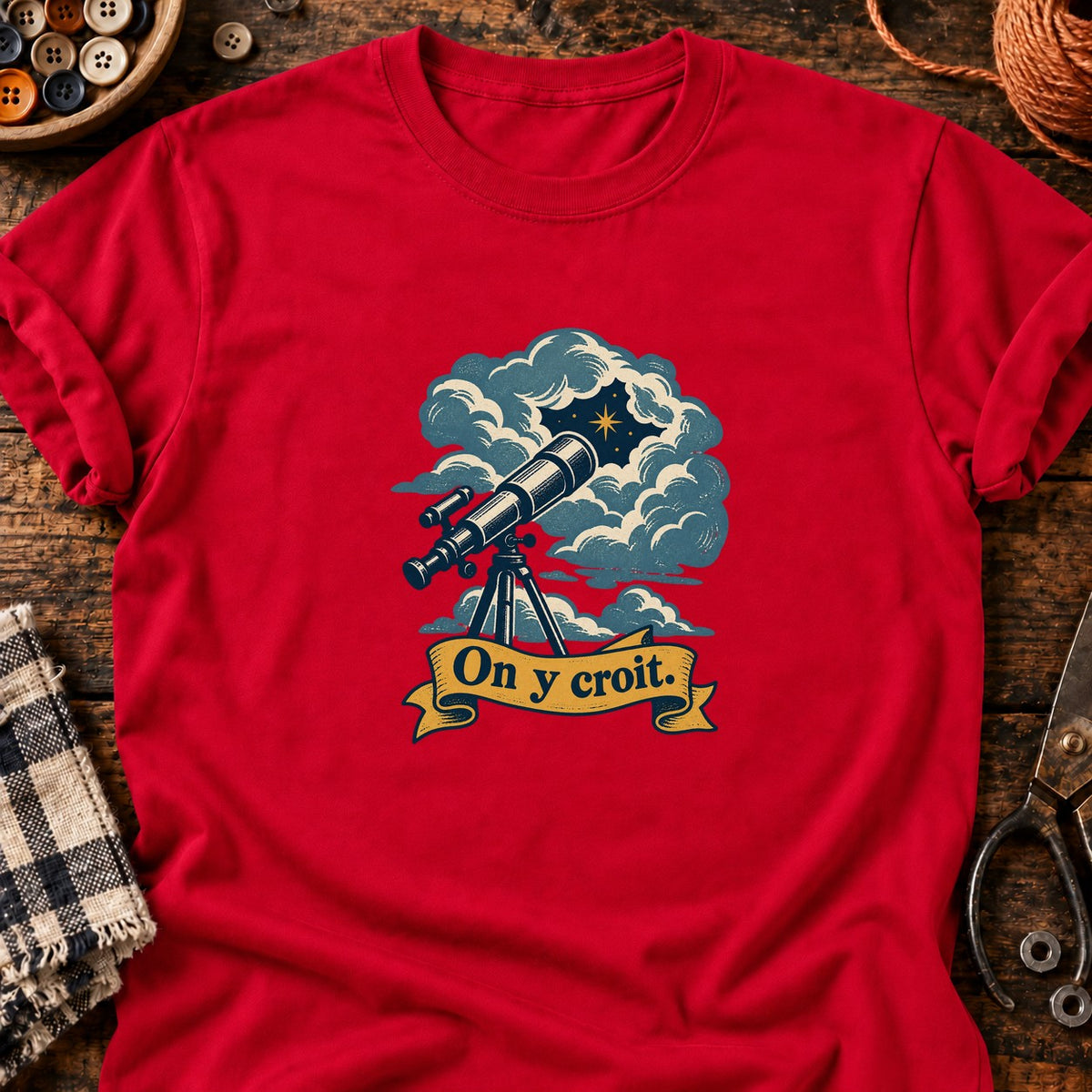 Télescope pointé vers une éclaircie — T-shirt rouge