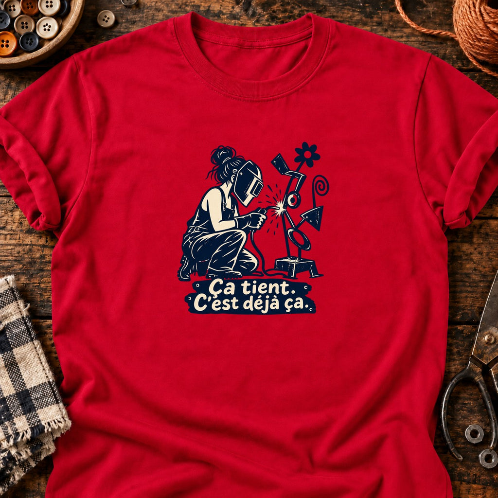 Soudeuse et sculpture bancale — T-shirt rouge