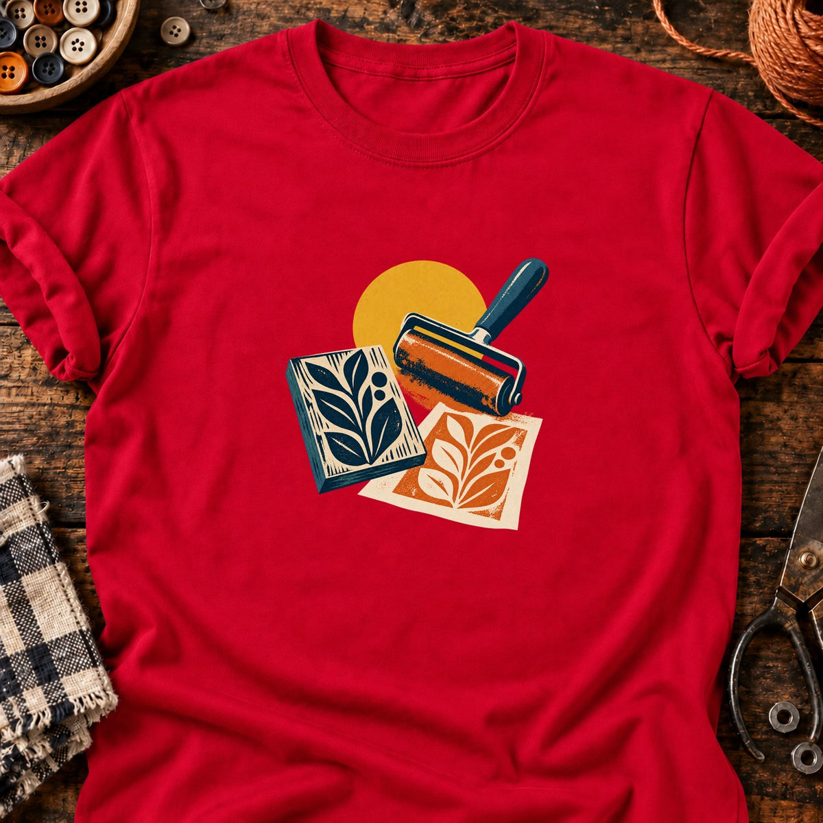 Composition rétro linogravure et rouleau encreur — T-shirt rouge