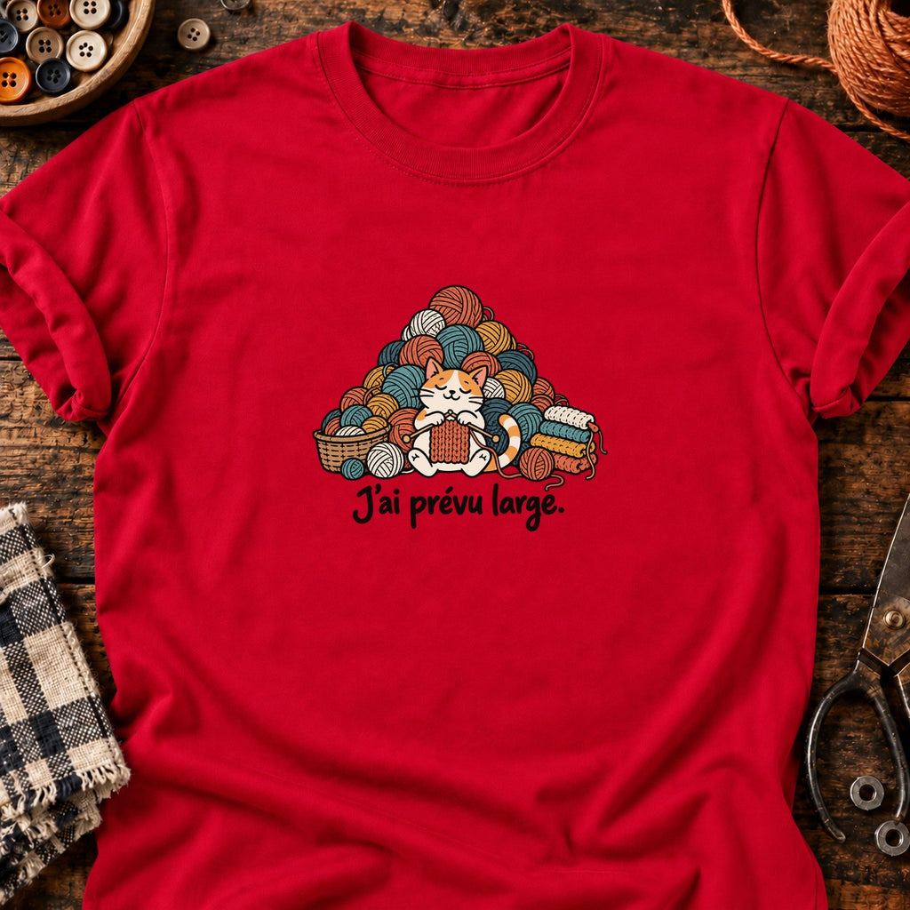 Chat tricoteur et montagnes de laine — T-shirt rouge