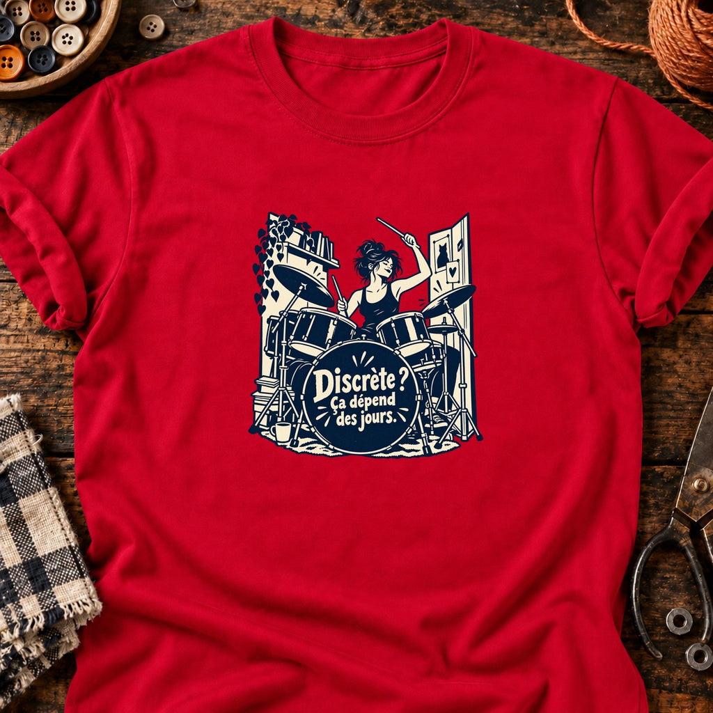 Batteuse dans une toute petite pièce — T-shirt rouge