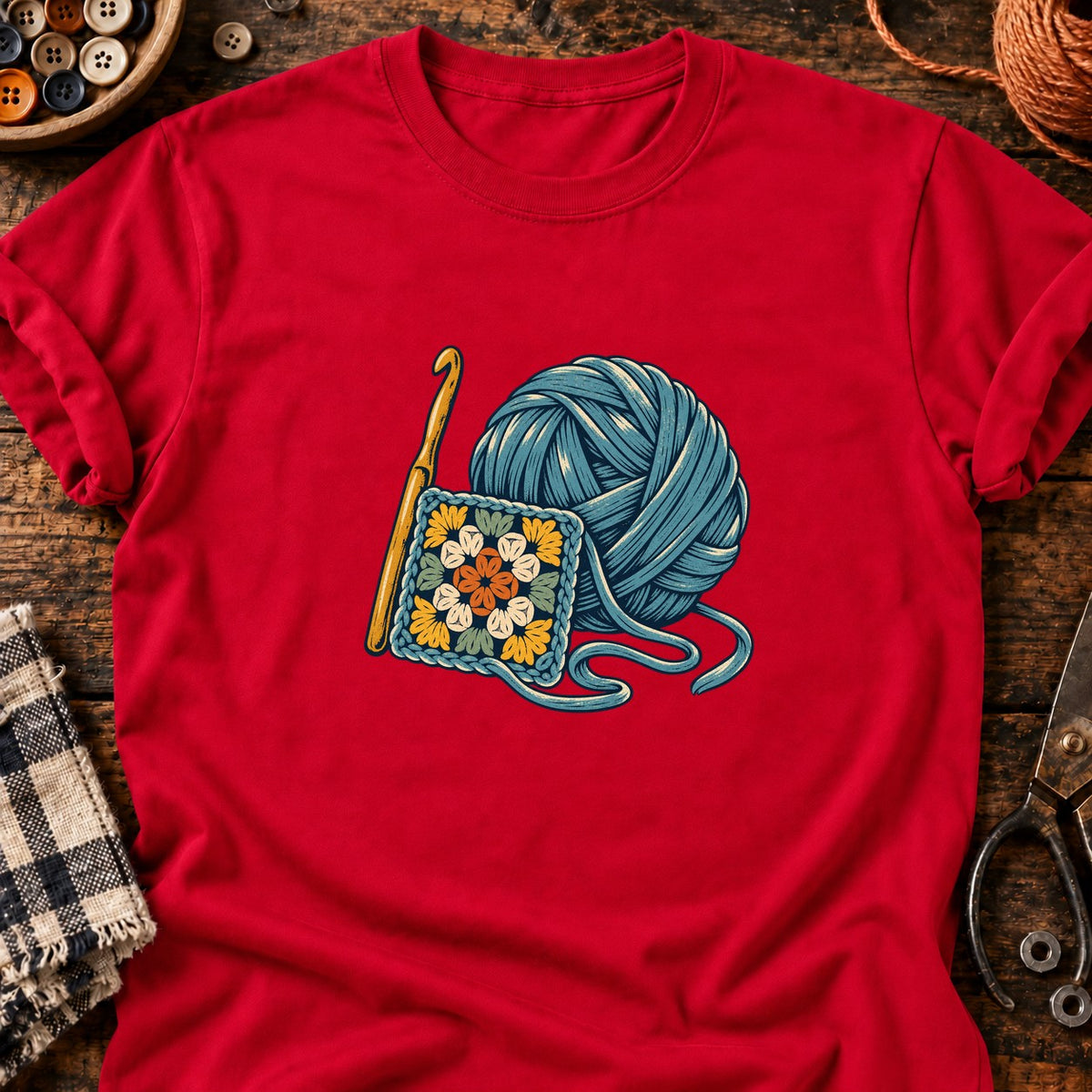 Crochet et carré fleuri en linogravure — T-shirt rouge