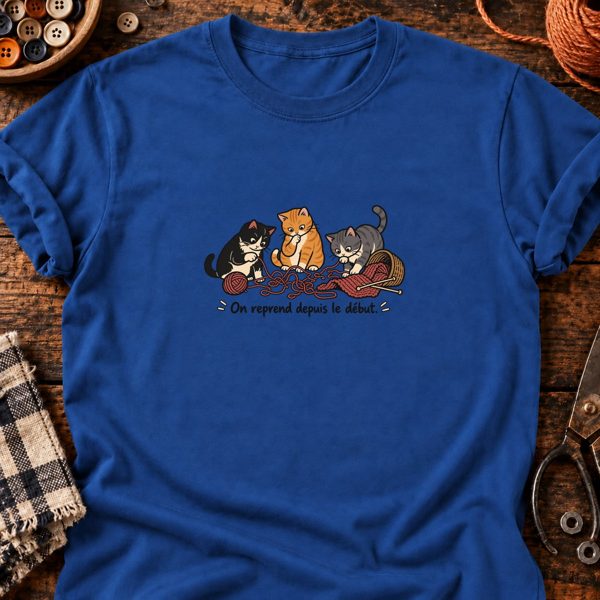 Trois chats et la laine emmêlée — T-shirt bleu roi