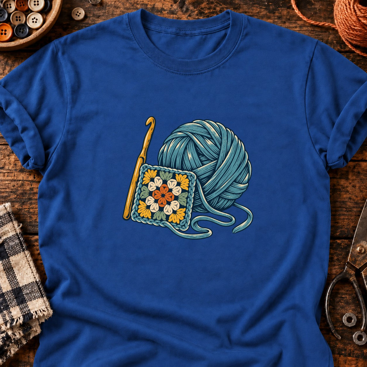Crochet et carré fleuri en linogravure — T-shirt bleu roi