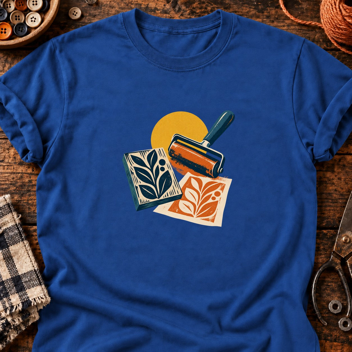 Composition rétro linogravure et rouleau encreur — T-shirt bleu roi