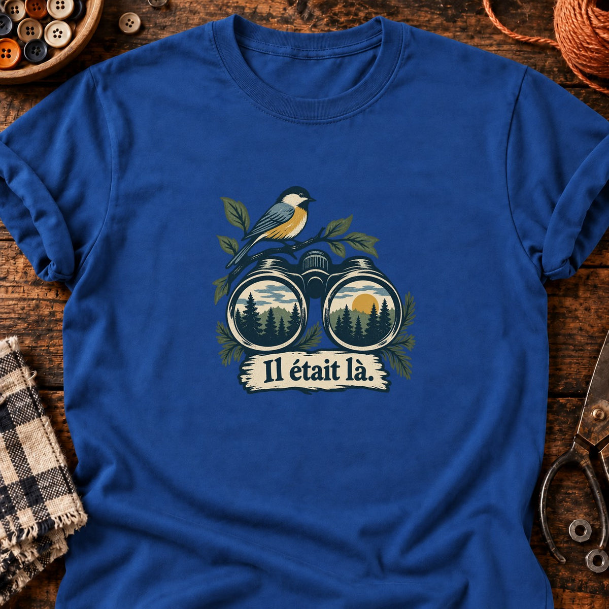 Jumelles et oiseau en linogravure — T-shirt bleu roi
