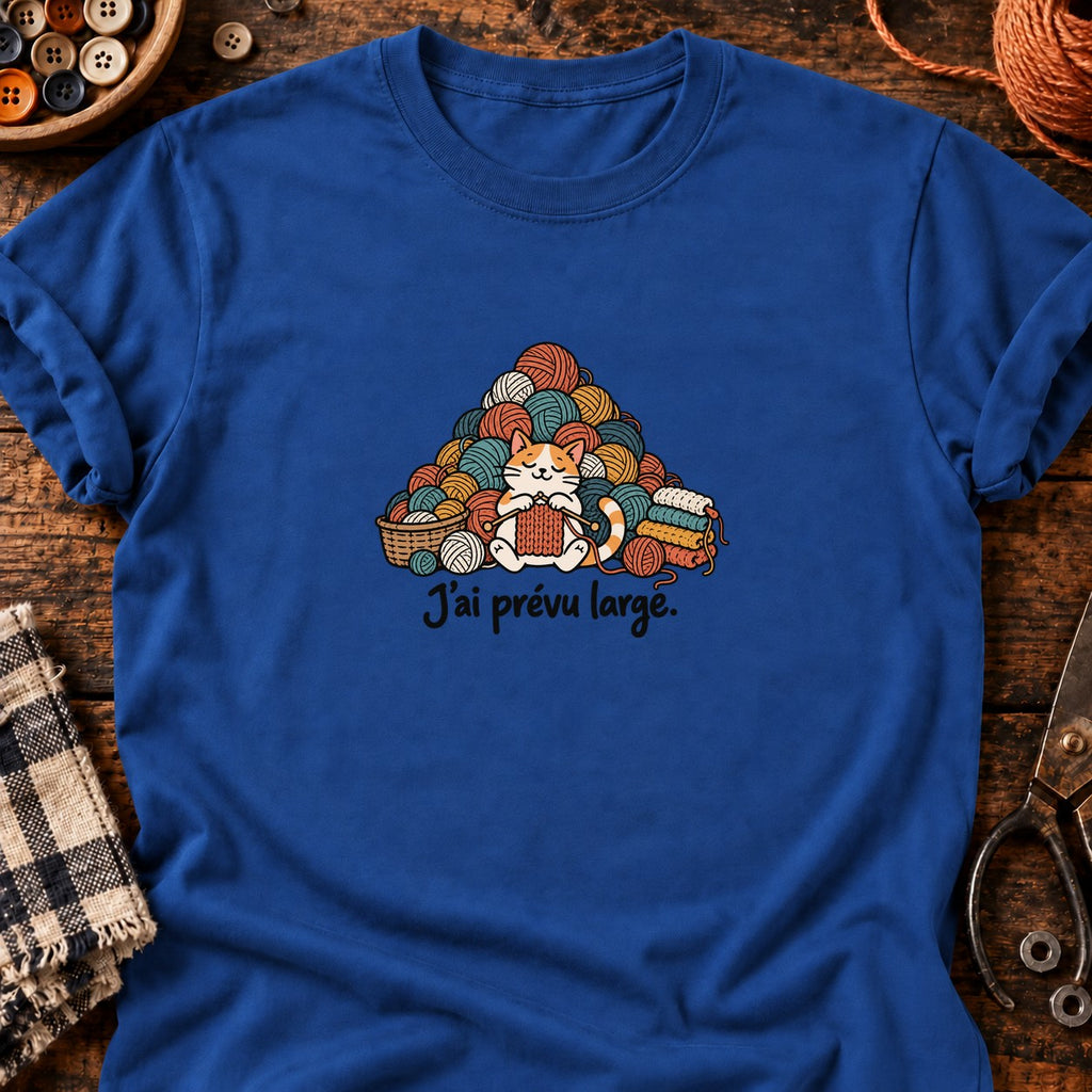 Chat tricoteur et montagnes de laine — T-shirt bleu roi