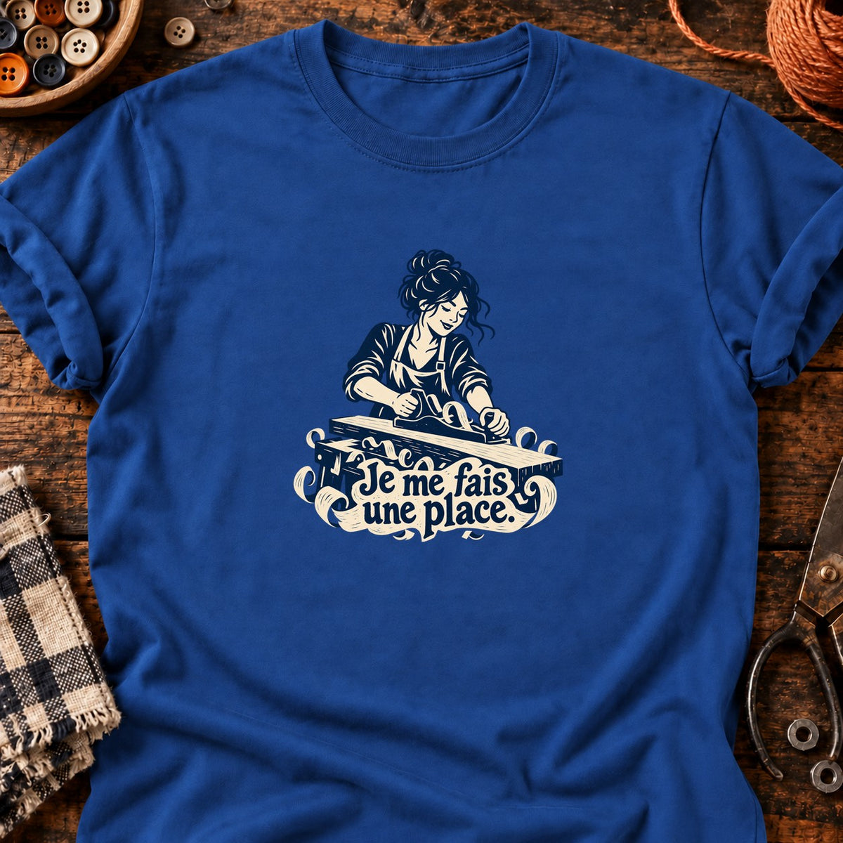 Je me fais une place — Menuiserie — T-shirt bleu roi
