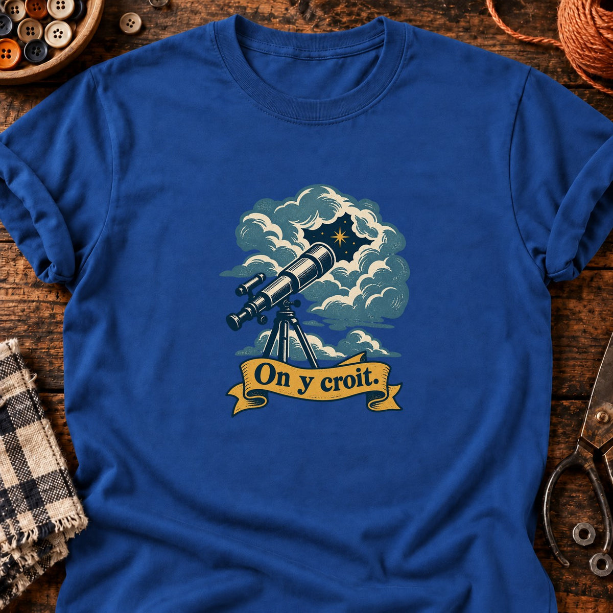 Télescope pointé vers une éclaircie — T-shirt bleu roi